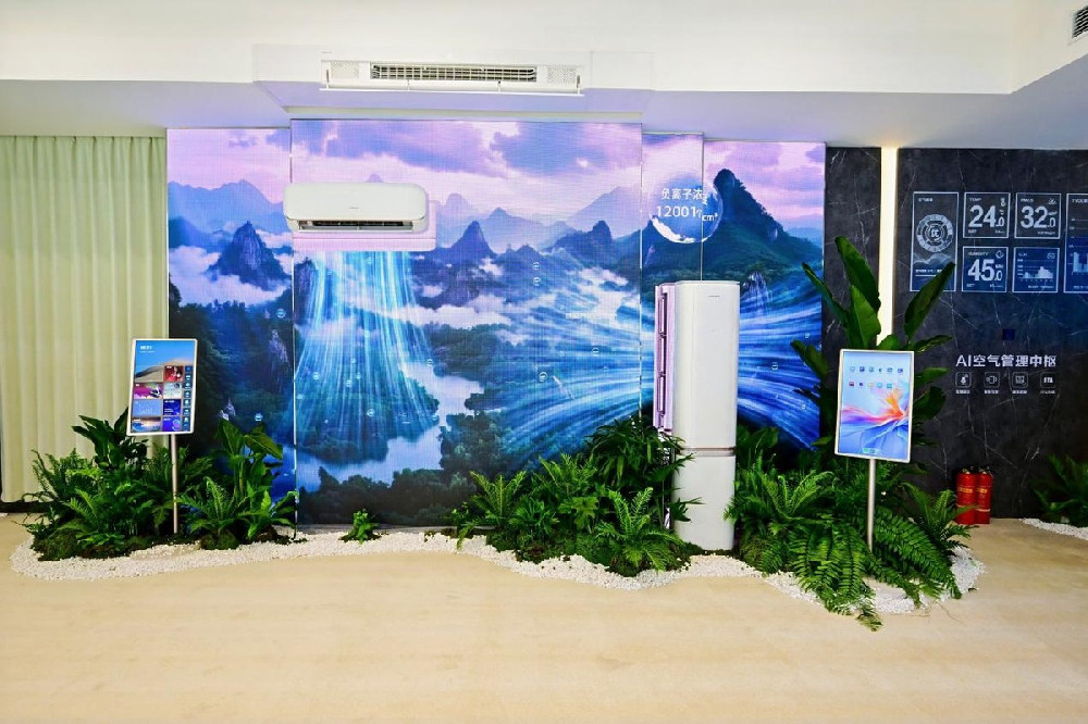 张朝阳现身AWE海信空调展台邂逅聪明风，“找不到风口”！