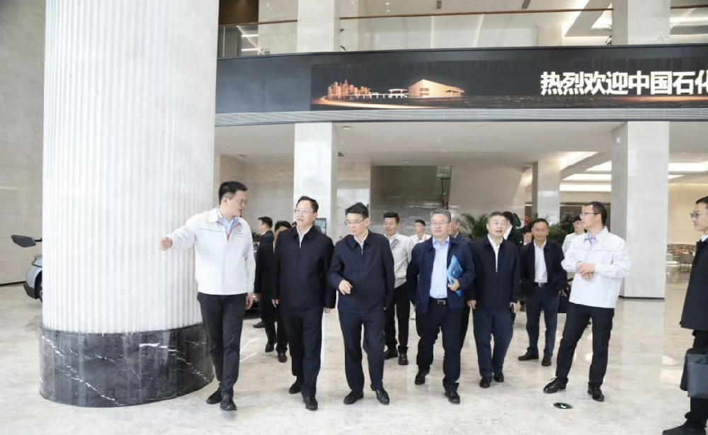 比亚迪兆瓦闪充技术破局 携手能源巨头重构补能生态
